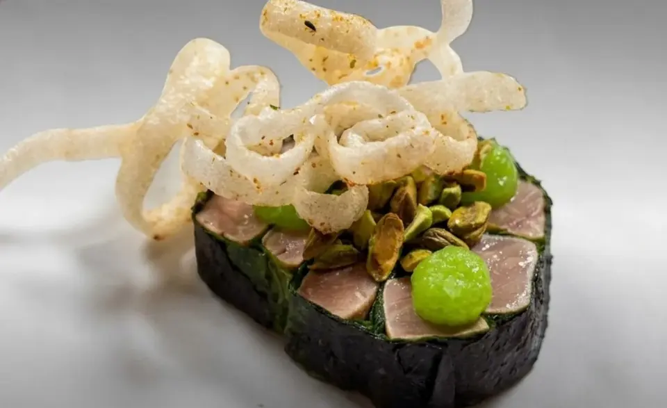 Tarantelo de atún con lechuga de mar, gel de manzana y crujiente de arroz