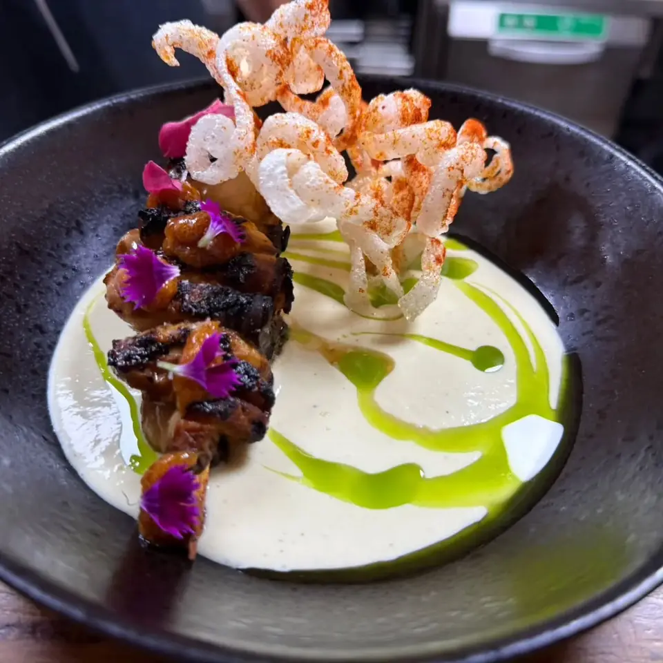 Cazón en adobo, crema de coco y puerro