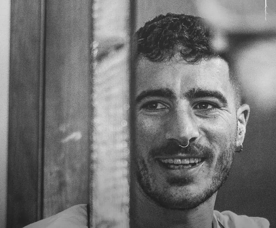 Retrato en blanco y negro de un miembro del equipo de Raizes