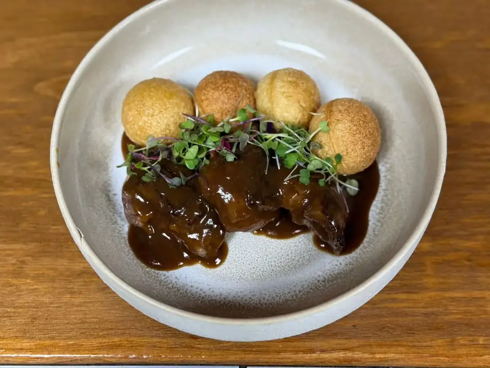 Facera de atún al toro con pani puri