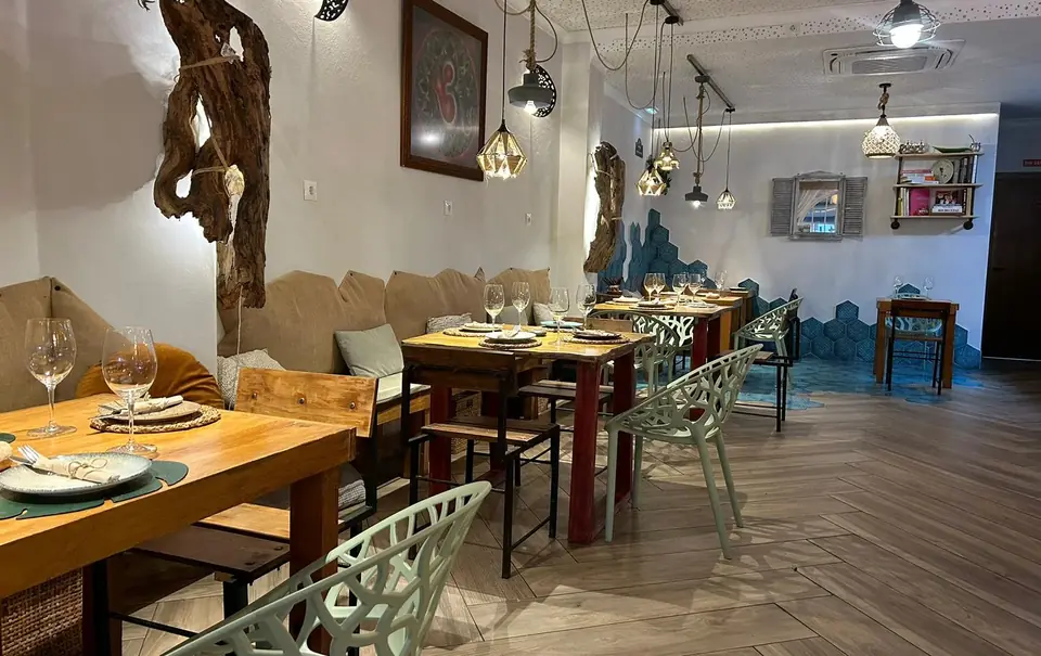 El salón de Raizes con las mesas puestas y el azulejo hexagonal