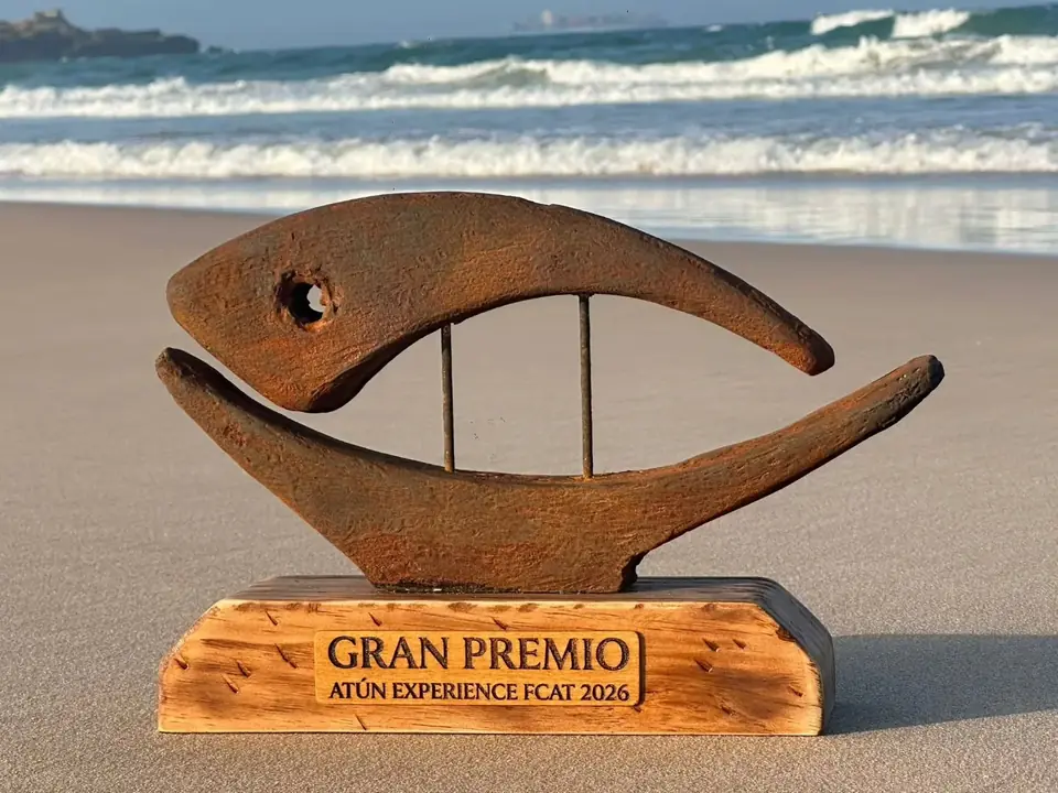 Trofeo del Gran Premio Atún Experience FCAT 2026 sobre la arena de la playa de Tarifa